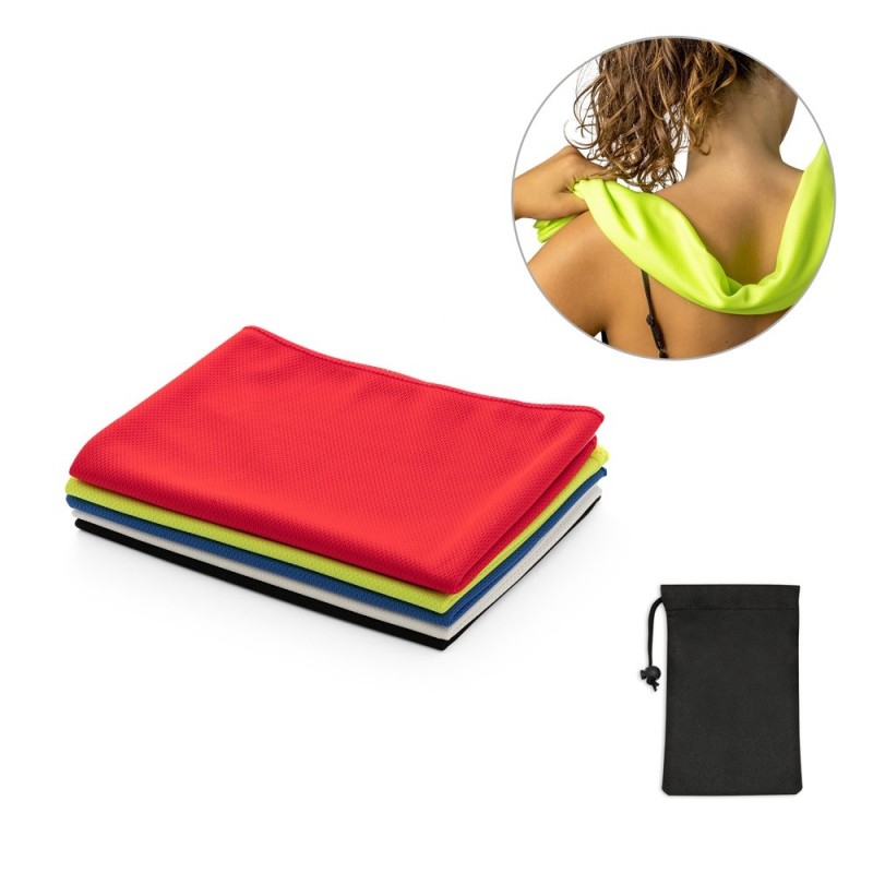 BERNAL. Serviette de sport rafraichissante en polyester recyclé (100% rPET) avec pochette en non-tissé