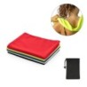 BERNAL. Serviette de sport rafraichissante en polyester recyclé (100% rPET) avec pochette en non-tissé